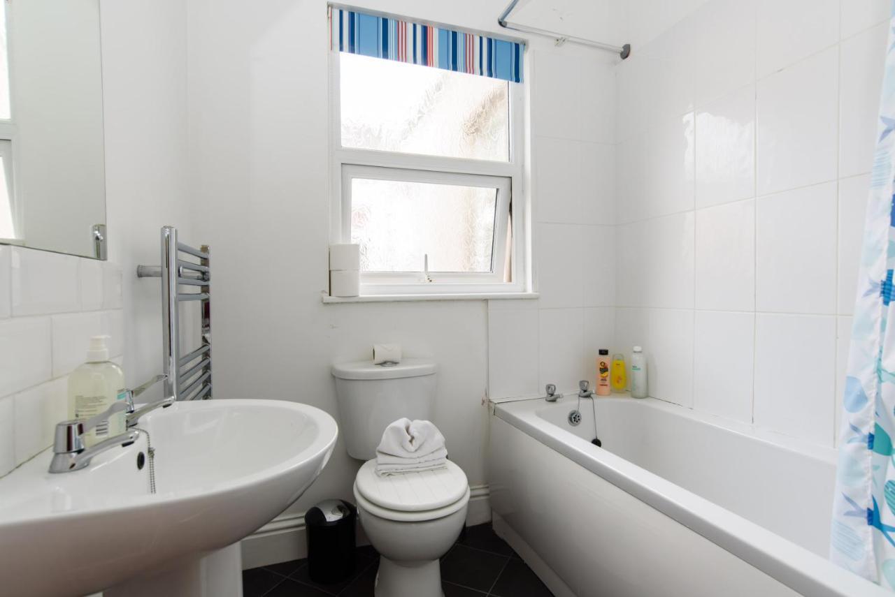 Handpost View Apartment Newport  Bagian luar foto