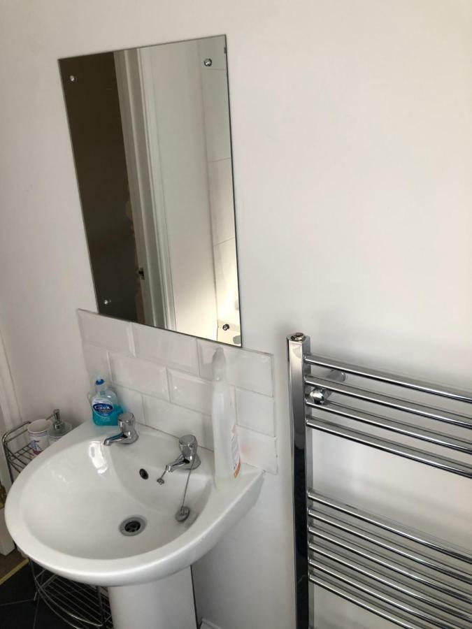 Handpost View Apartment Newport  Bagian luar foto